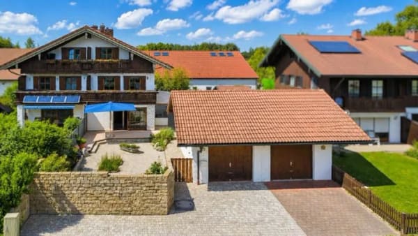 Immobilie in Bernau am Chiemsee - DAS Familienglück wartet in Bernau! Große DHH in guter Lage - Bild 0