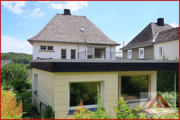 Immobilie in Brilon - Großes Haus, großes Grundstück - renovierungsbedürftiges Zweifamilienhaus am Rand der Innenstadt - Bild 1