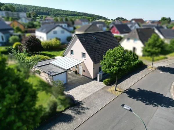Immobilie in Hofbieber - 40 °C draußen. 22 °C drinnen. Entspannt wohnen statt schwitzen direkt in Hofbieber - Bild 2