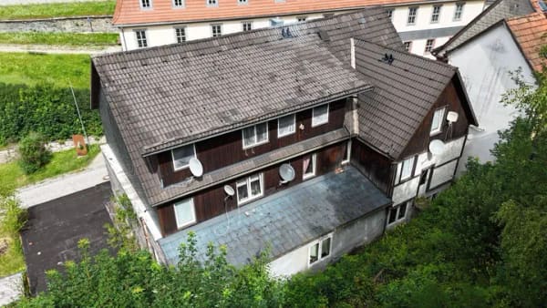 Immobilie in Frankenblick - Exzellente Kapitalanlage mit Historie und stabiler Rendite: Vollvermietetes Mehrfamilienhaus in 96528 Frankenblick-Rauenstein! - Bild 2