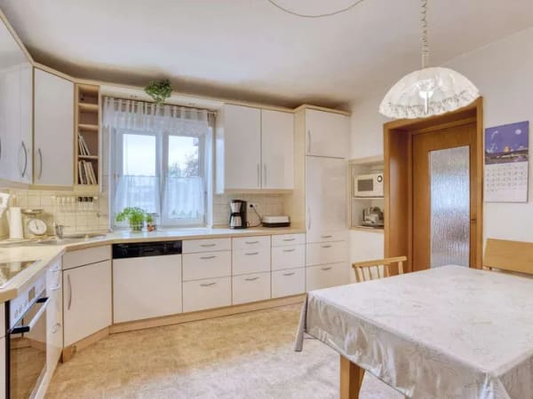 Immobilie in Pilsting - ***Großzügiges Mehrfamilienhaus mit 3 Wohneinheiten, PV- Anlage, Garagen & Werkstatt*** - Bild 1