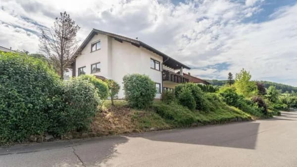 Immobilie in Hilzingen - Großzügiges Wohnhaus mit Einliegerwohnung in sonniger Aussichtslage von Hilzingen Binningen - Bild 1