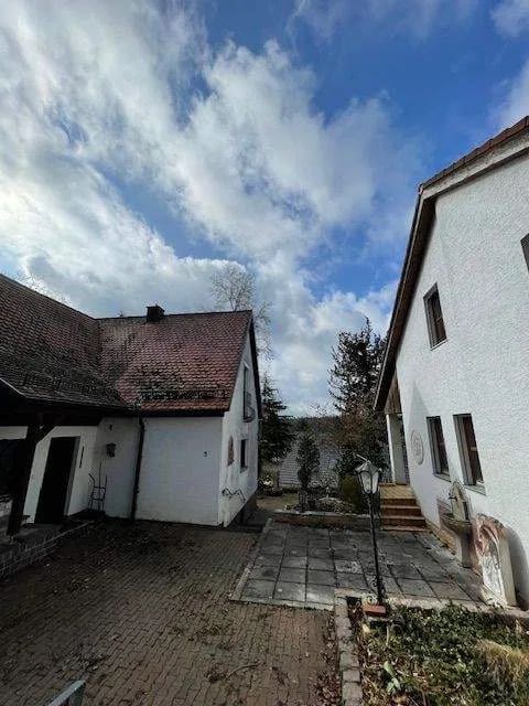 Immobilie in Altdorf bei Nürnberg - ***Haus in Hanglage mit Aussicht...stark renovierungsbedürftig...für KREATIVE RENOVIERER...*** - Bild 2