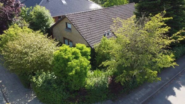 Immobilie in Bredstedt - Hyggeliges kleines Wohnhaus mit Carport und blickdichtem grünen Garten im Zentrum der Stadt - Bild 1