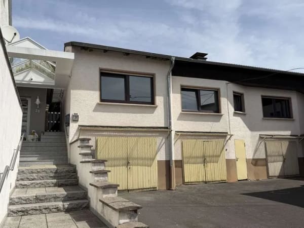 Immobilie in Hennef (Sieg) - MANNELLA *Charmante Eigentumswohnung mit Hauscharakter* und großer Terrasse in Lauthausen - Bild 0