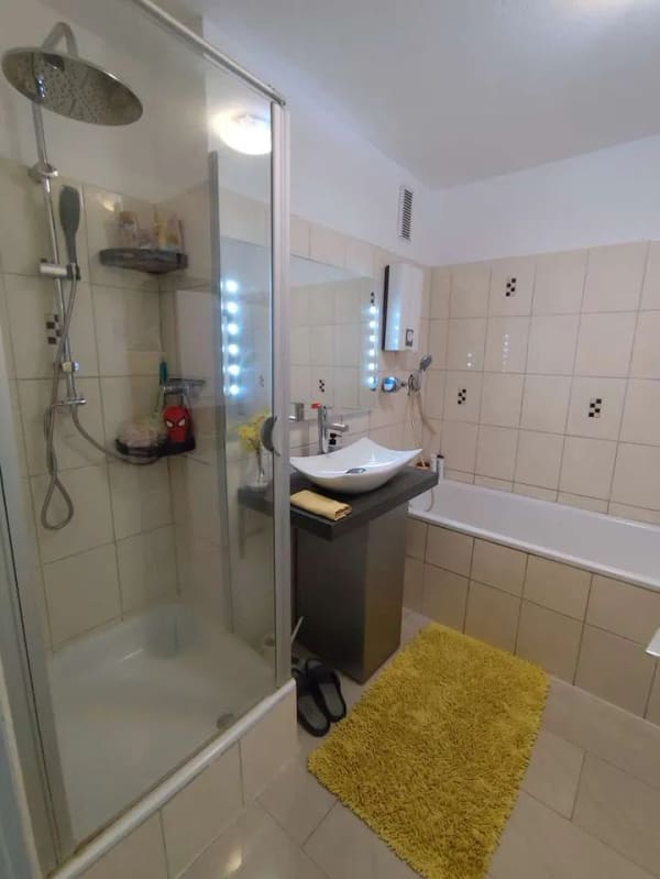 Immobilie in Kerpen - Selbst einziehen:  3 Zimmer, 2 Loggien, eine eingerichtete Küche. Ohne Provision - Bild 1