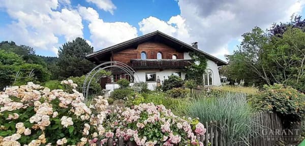 Immobilie in Kirchberg an der Iller - Naturidylle pur: Alpin-Look-Domizil in absolut ruhiger und privater Randlage - Bild 0