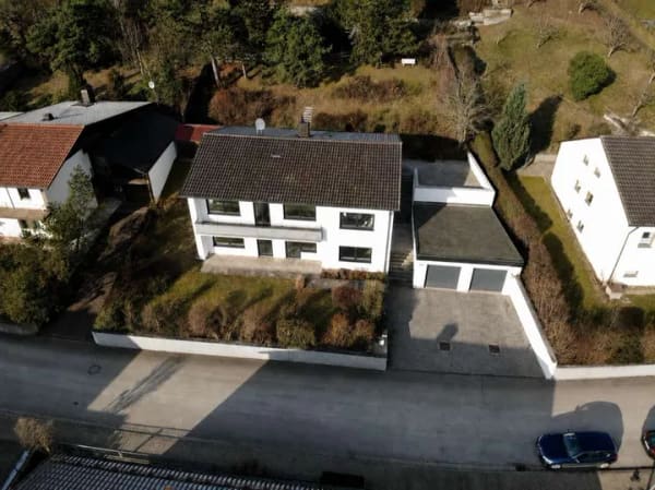 Immobilie in Nittendorf - Provisionsfrei - Großzügiges Einfamilienhaus in ruhiger Lage mit Blick über Undorf  - Bild 1