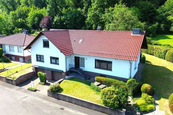 Immobilie in Limeshain - Großzügiges Wohnhaus mit Ausbaupotenzial in traumhafter Waldrandlage - Bild 0