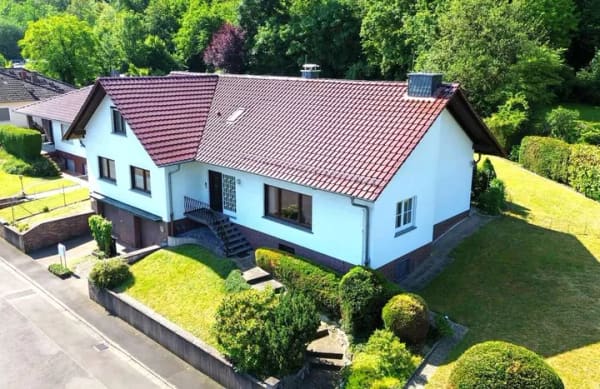 Immobilie in Limeshain - Großzügiges Wohnhaus mit Ausbaupotenzial in traumhafter Waldrandlage - Bild 1