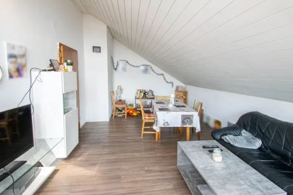 Immobilie in Schwieberdingen - Gepflegte 3-Zimmer-Dachgeschosswohnung mit Balkon, Garage und Hobbyraum in ruhiger Wohnlage - Bild 1