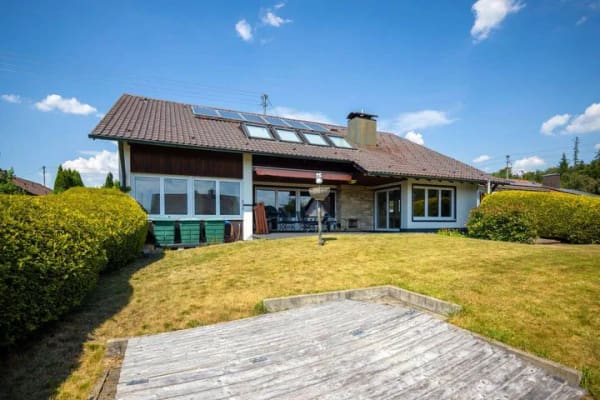 Immobilie in Ungerhausen - Großzügiges Zweifamilienhaus mit 2 Wohneinheiten, 3 Garagen & Garten - ideal für Mehrgenerationen oder Kapitalanleger - Bild 1