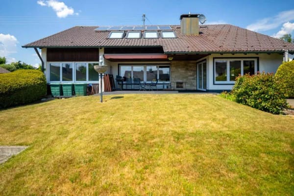 Immobilie in Ungerhausen - Großzügiges Zweifamilienhaus mit 2 Wohneinheiten, 3 Garagen & Garten - ideal für Mehrgenerationen oder Kapitalanleger - Bild 2