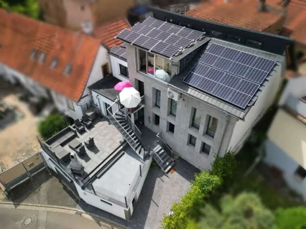 Immobilie in Unkenbach - Effizient modernisiertes Zweifamilienhaus mit PV‑Batteriespeicher, Wärmepumpe und schöner Aussicht - Bild 1