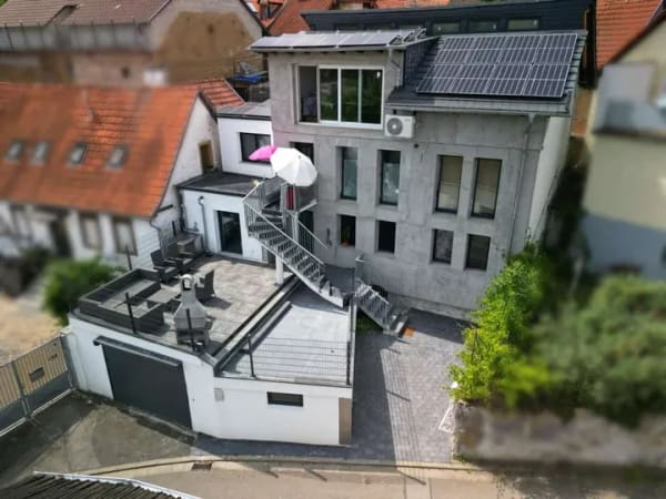 Immobilie in Unkenbach - Effizient modernisiertes Zweifamilienhaus mit PV‑Batteriespeicher, Wärmepumpe und schöner Aussicht - Bild 2