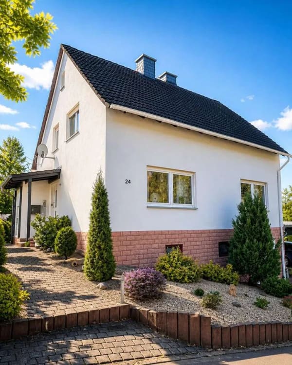 Immobilie in Ronshausen - familienfreundliches modernisiertes Einfamilienhaus mit großem Grundstück & 2 Bädern  - Bild 0