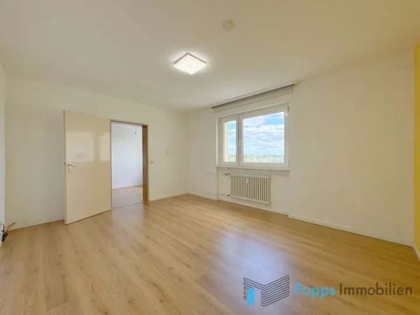 Immobilie in Schwalbach - Attraktive 3-Zimmer-Wohnung in zentraler Lage mit Balkon - Bild 3