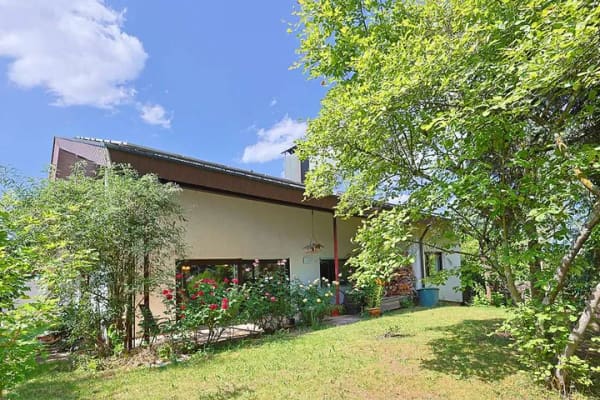 Immobilie in Böblingen - Großzügiges Wohnhaus mit Gartenidylle und vielseitigem Nutzungspotenzial - Bild 0