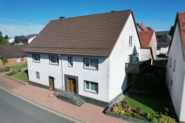 Immobilie in Beverungen - Ein-/Zweifamilienhaus mit Doppelgarage und Scheune in Beverungen-Haarbrück - Bild 0