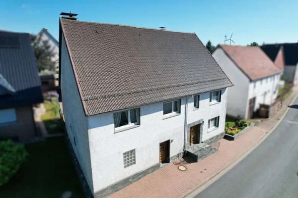 Immobilie in Beverungen - Ein-/Zweifamilienhaus mit Doppelgarage und Scheune in Beverungen-Haarbrück - Bild 1