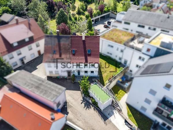 Immobilie in Laupheim - Zentral! Doppelhaushälfte mit großem Potential in bester Lage - Bild 1