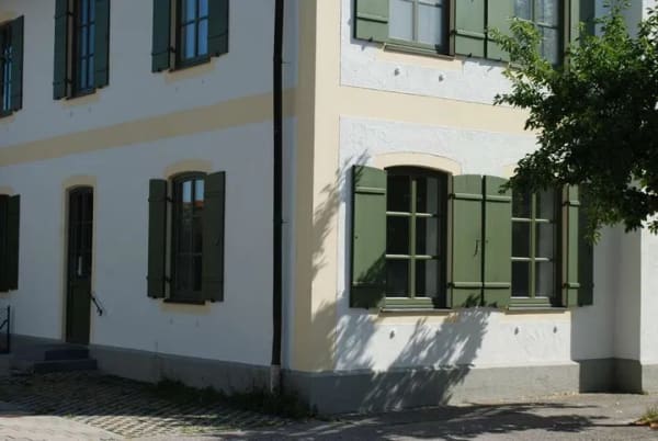 Immobilie in Iffeldorf - Wohnen und/oder Arbeiten mitten in Iffeldorfs Hofmark - Bild 1