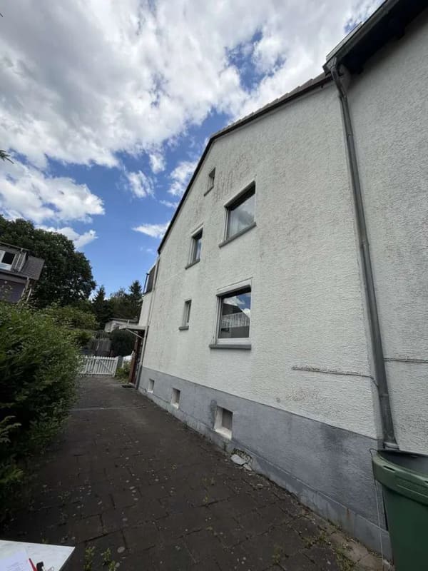 Immobilie in Pohlheim - Doppelhaushälfte mit Potenzial in zentraler Lage von Pohlheim-Watzenborn - Bild 1