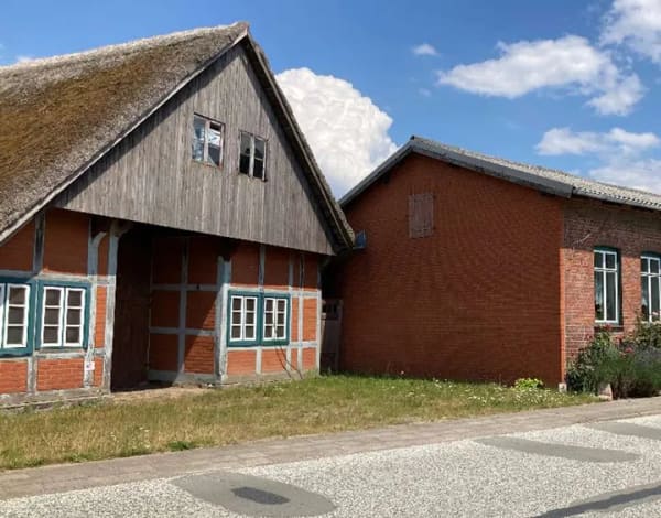 Immobilie in Rehna - Freistehendes Einfamilienhaus, altes Bauernhaus und Baugrundstück im Herzen von Schlagbrügge - Bild 0