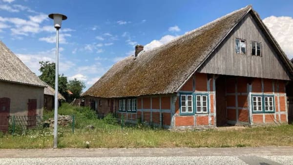 Immobilie in Rehna - Freistehendes Einfamilienhaus, altes Bauernhaus und Baugrundstück im Herzen von Schlagbrügge - Bild 1