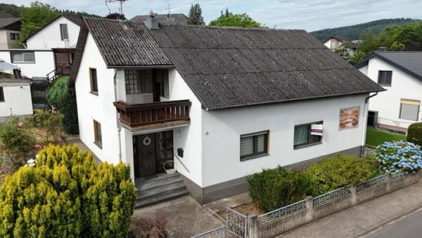 Immobilie in Wassenach - KI-Bildern: Großzügiges Einfamilienhaus mit Renovierungsbedarf und attraktivem Ausbaupotenzial - Bild 0