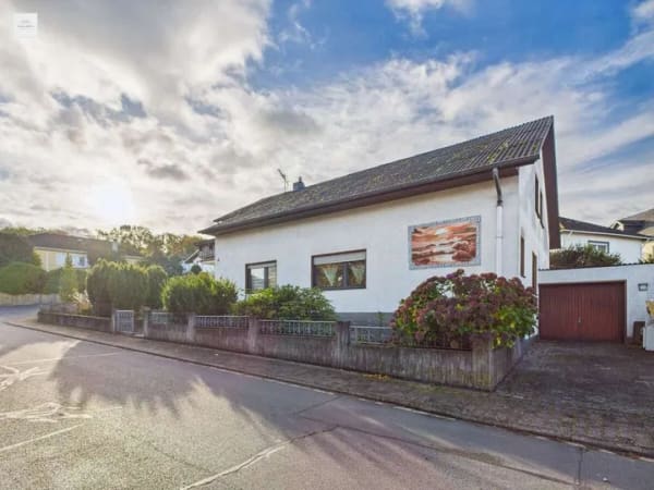 Immobilie in Wassenach - KI-Bildern: Großzügiges Einfamilienhaus mit Renovierungsbedarf und attraktivem Ausbaupotenzial - Bild 1