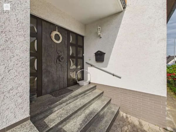 Immobilie in Wassenach - KI-Bildern: Großzügiges Einfamilienhaus mit Renovierungsbedarf und attraktivem Ausbaupotenzial - Bild 3
