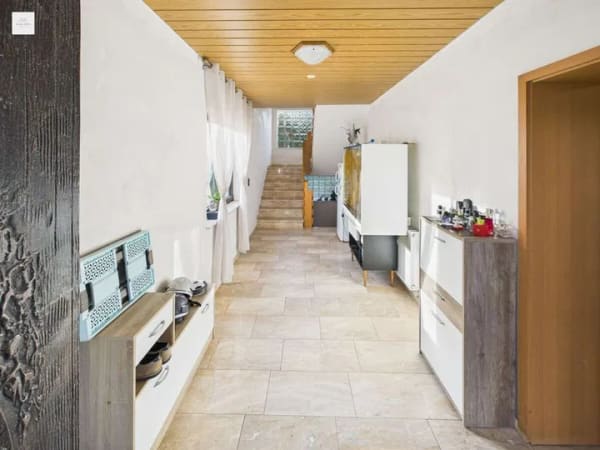 Immobilie in Wassenach - KI-Bildern: Großzügiges Einfamilienhaus mit Renovierungsbedarf und attraktivem Ausbaupotenzial - Bild 4