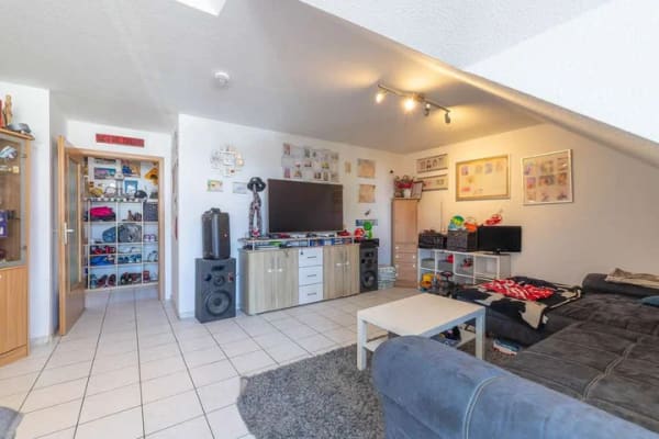 Immobilie in Kenzingen - Wohnkomfort auf zwei Ebenen: 4-Zimmer-Maisonettewohnung mit Balkon - Bild 2