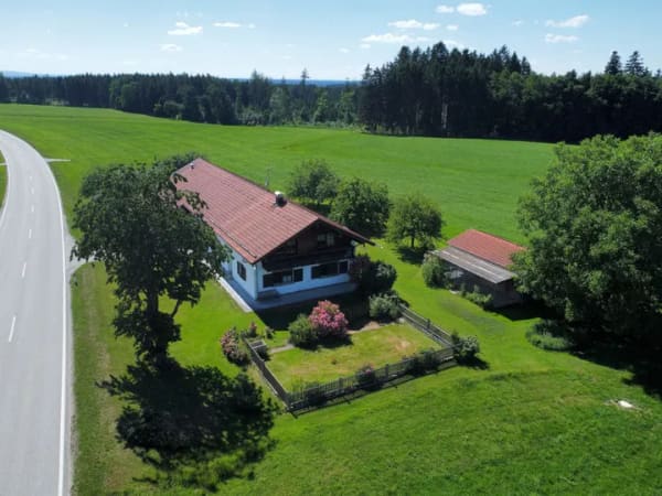 Immobilie in Vogtareuth - Anwesen auf großem Grund, mit Halle und Nebengebäude sowie genehm. Vorbescheid für Neubau mit 5 WE - Bild 0