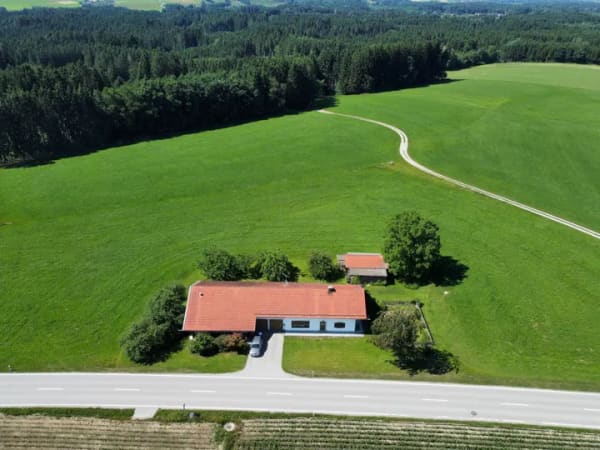 Immobilie in Vogtareuth - Anwesen auf großem Grund, mit Halle und Nebengebäude sowie genehm. Vorbescheid für Neubau mit 5 WE - Bild 2