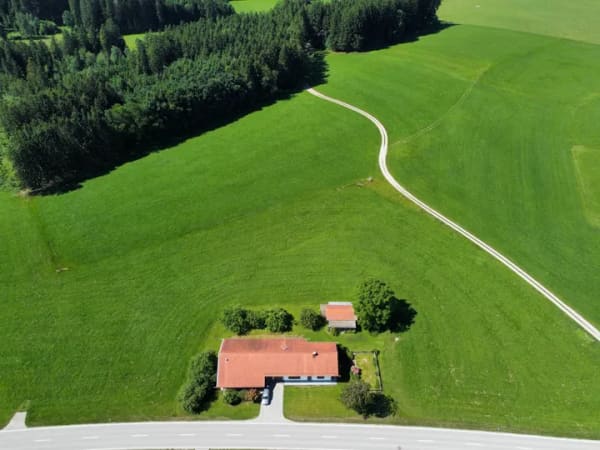 Immobilie in Vogtareuth - Anwesen auf großem Grund, mit Halle und Nebengebäude sowie genehm. Vorbescheid für Neubau mit 5 WE - Bild 3