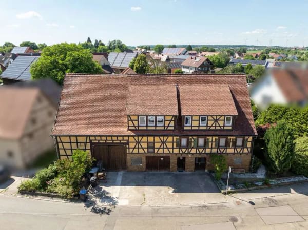 Immobilie in Ilshofen - Sofort einziehen & selbst verwirklichen: Bezugsfertiges DG, Ausbau im 1.OG + riesige Nutzfläche im E - Bild 0