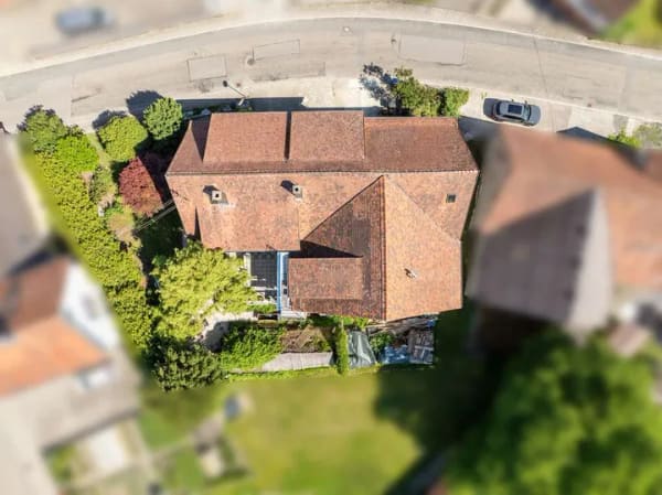 Immobilie in Ilshofen - Sofort einziehen & selbst verwirklichen: Bezugsfertiges DG, Ausbau im 1.OG + riesige Nutzfläche im E - Bild 1