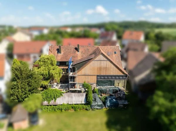Immobilie in Ilshofen - Sofort einziehen & selbst verwirklichen: Bezugsfertiges DG, Ausbau im 1.OG + riesige Nutzfläche im E - Bild 2