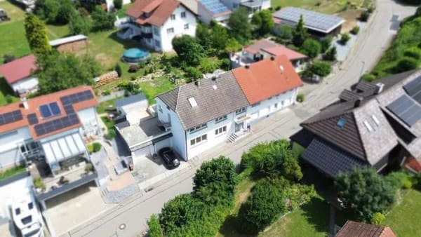 Immobilie in Dettighofen - Teilmodernisiertes Zweifamilienhaus mit Terrasse, Garten, Doppelgarage und Ausbaupotenzial - Bild 0