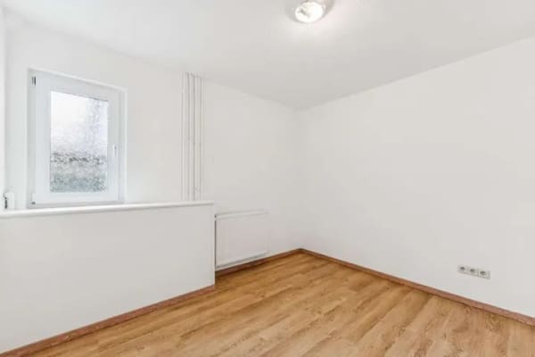 Immobilie in Dettighofen - Teilmodernisiertes Zweifamilienhaus mit Terrasse, Garten, Doppelgarage und Ausbaupotenzial - Bild 3