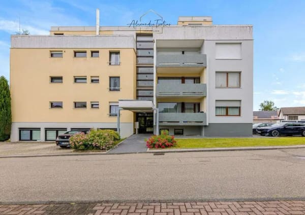 Immobilie in Straubenhardt - Lichtdurchflutete 3,5 Zimmer Wohnung mit Loggia, Aufzug, Stellplatz und flexiblem 4-Zimmer Potenzial - Bild 2