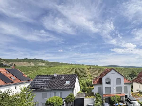 Immobilie in Eltville am Rhein - Penthouse-Wohnung mit Garten, Terrasse und Panoramablick in top Feldrandlange von Eltville - Bild 1