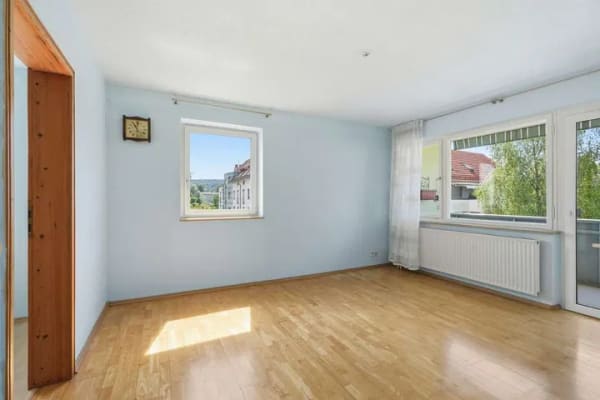 Immobilie in Ravensburg - Leerstehende 4-Zimmer-Wohnung mit Balkon und Carport in solidem 6-Familienhaus in Ravensburg! - Bild 3