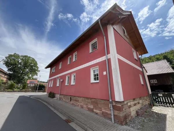 Immobilie in Schimberg - Bildschönes, liebevoll modernisiertes Hofanwesen mit großzügigem Einfamilienhaus und Scheune - Bild 0