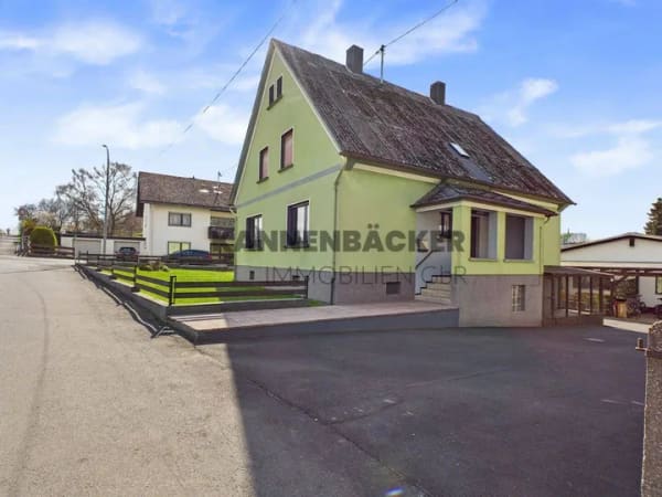 Immobilie in Herschbach - Charmantes Einfamilienhaus mit Keller, Garten und Loggia - Bild 2