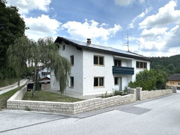 Immobilie in Kallmünz - Großzügiges Zweifamilienhaus mit Innenhof, Gartenlaube und vielfältigen Nutzungsmöglichkeiten - Bild 0
