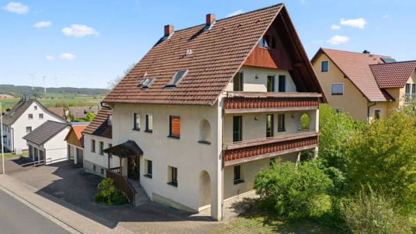 Immobilie in Creußen - Raumwunder! Großzügiges Zweifamilienhaus mit Doppelgarage, Werkstatt und Garten in ruhiger Lage - Bild 1