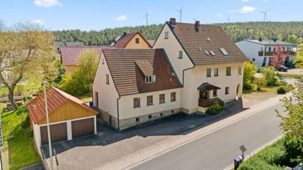 Immobilie in Creußen - Raumwunder! Großzügiges Zweifamilienhaus mit Doppelgarage, Werkstatt und Garten in ruhiger Lage - Bild 2
